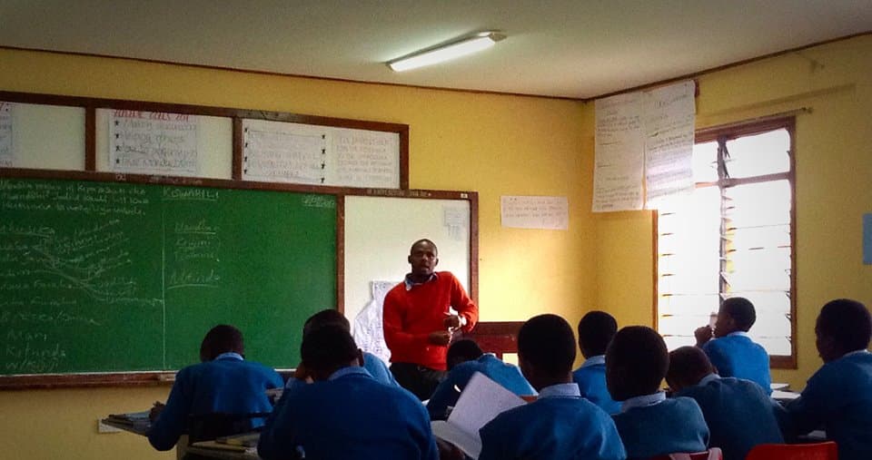 Enseignant donnant cours à des élèves en Tanzanie